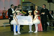 3.000 € gingen als Spende vom Kinderballet Junghans an das Haus Bambi (Foto: Ingrid Grossmann)